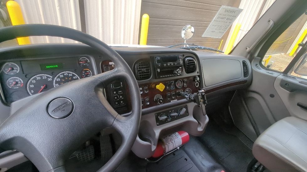 Refrigerated Truck-Light and Medium Duty Trucks-Freightliner-2017-M2-Atlanta-GA-326,433\n\t\tmiles-$ 39,250 - Image 24