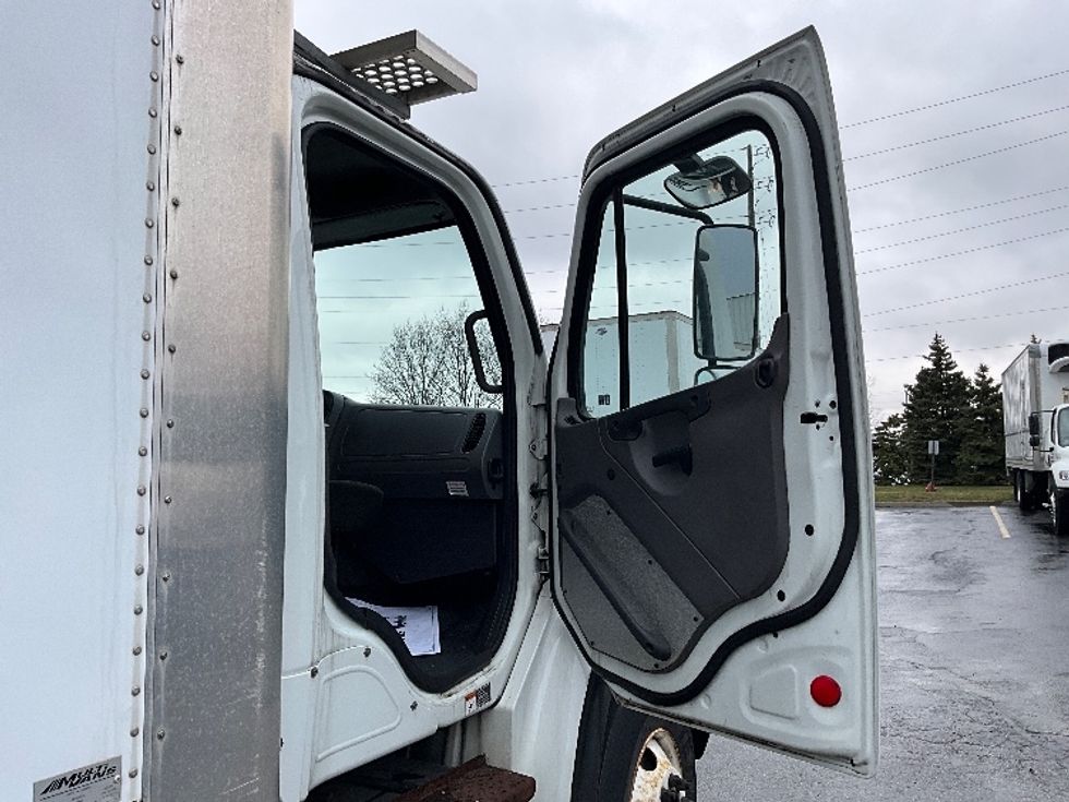 Refrigerated Truck-Light and Medium Duty Trucks-Freightliner-2017-M2-Burlington-ON-347,179\n\t\tkm-$ 62,500 - Image 20