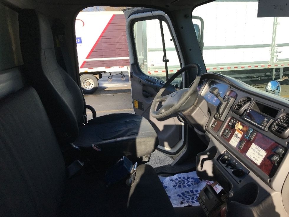 Refrigerated Truck-Light and Medium Duty Trucks-Freightliner-2017-M2-Delta-BC-366,031\n\t\tkm-$ 54,250 - Image 22