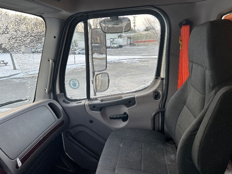 Refrigerated Truck-Light and Medium Duty Trucks-Freightliner-2017-M2-Fitchburg-MA-304,718\n\t\tmiles-$ 46,250 - Image 18