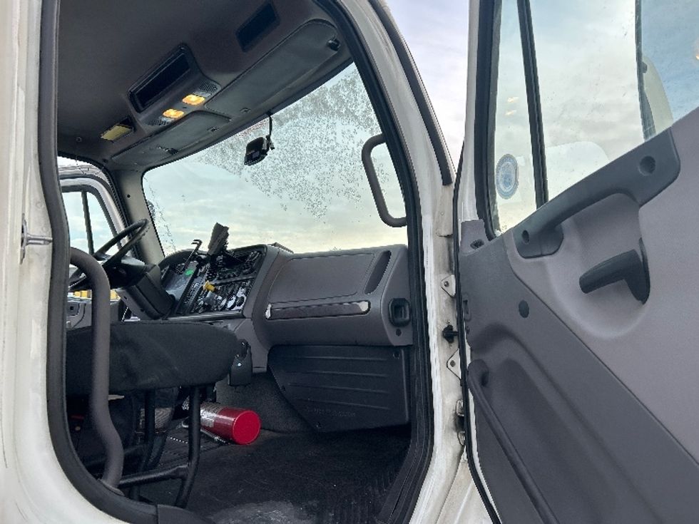 Refrigerated Truck-Light and Medium Duty Trucks-Freightliner-2017-M2-Fitchburg-MA-304,718\n\t\tmiles-$ 46,250 - Image 19