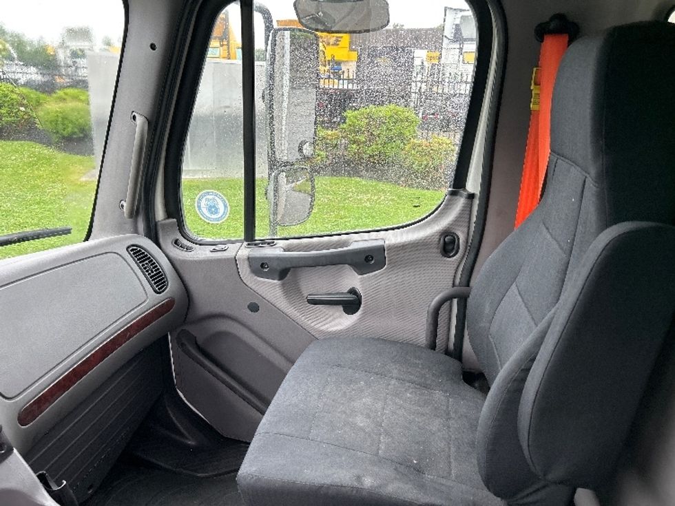 Refrigerated Truck-Light and Medium Duty Trucks-Freightliner-2017-M2-Fitchburg-MA-330,503\n\t\tmiles-$ 46,000 - Image 19