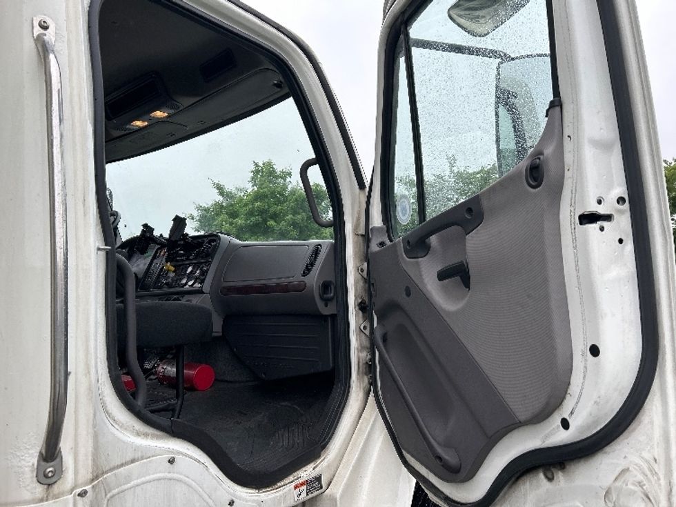 Refrigerated Truck-Light and Medium Duty Trucks-Freightliner-2017-M2-Fitchburg-MA-330,503\n\t\tmiles-$ 46,000 - Image 20