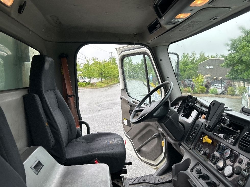 Refrigerated Truck-Light and Medium Duty Trucks-Freightliner-2017-M2-Fitchburg-MA-330,503\n\t\tmiles-$ 46,000 - Image 22