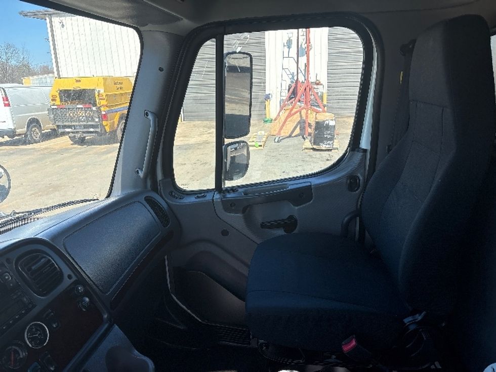 Refrigerated Truck-Light and Medium Duty Trucks-Freightliner-2017-M2-Greensboro-NC-89,961\n\t\tmiles-$ 62,250 - Image 19