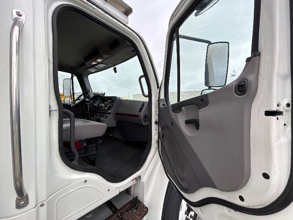 Refrigerated Truck-Light and Medium Duty Trucks-Freightliner-2017-M2-Hammond-LA-148,640\n\t\tmiles-$ 66,000 - Image 20