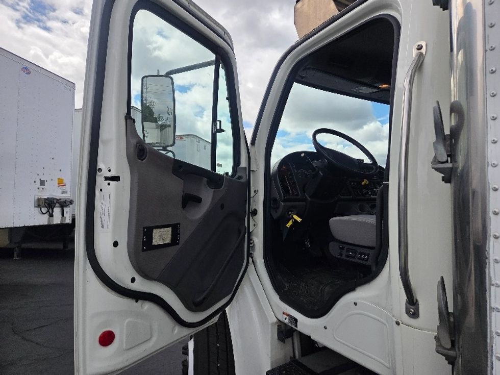 Refrigerated Truck-Light and Medium Duty Trucks-Freightliner-2017-M2-Kent-WA-234,709\n\t\tmiles-$ 53,250 - Image 16