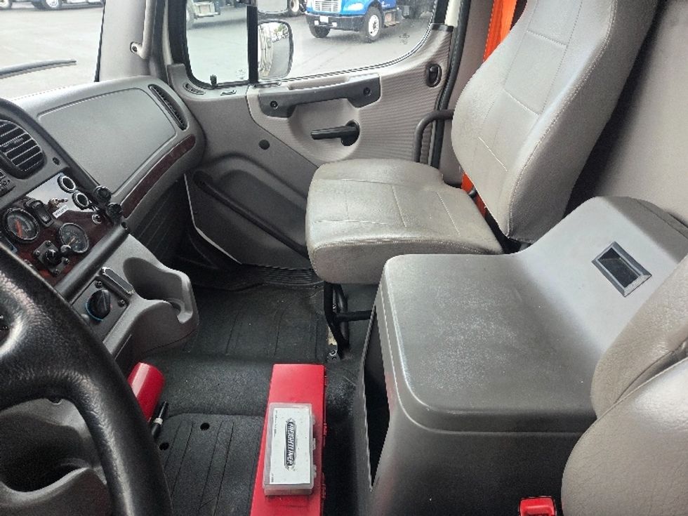 Refrigerated Truck-Light and Medium Duty Trucks-Freightliner-2017-M2-Kent-WA-234,709\n\t\tmiles-$ 53,250 - Image 18