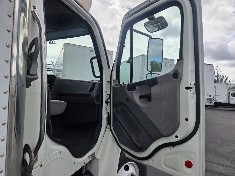 Refrigerated Truck-Light and Medium Duty Trucks-Freightliner-2017-M2-Kent-WA-234,709\n\t\tmiles-$ 53,250 - Image 19