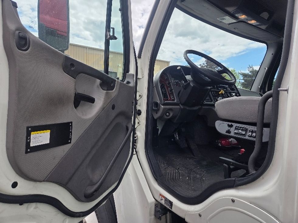 Refrigerated Truck-Light and Medium Duty Trucks-Freightliner-2017-M2-Kent-WA-281,408\n\t\tmiles-$ 46,500 - Image 17