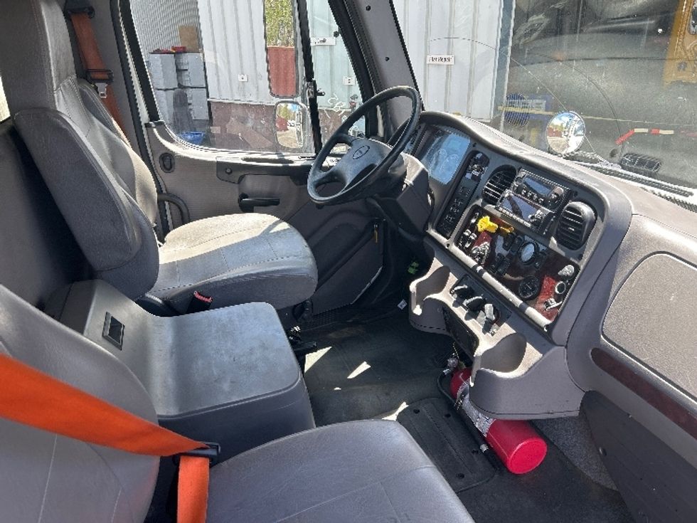 Refrigerated Truck-Light and Medium Duty Trucks-Freightliner-2017-M2-New Bedford-MA-270,872\n\t\tmiles-$ 46,500 - Image 22