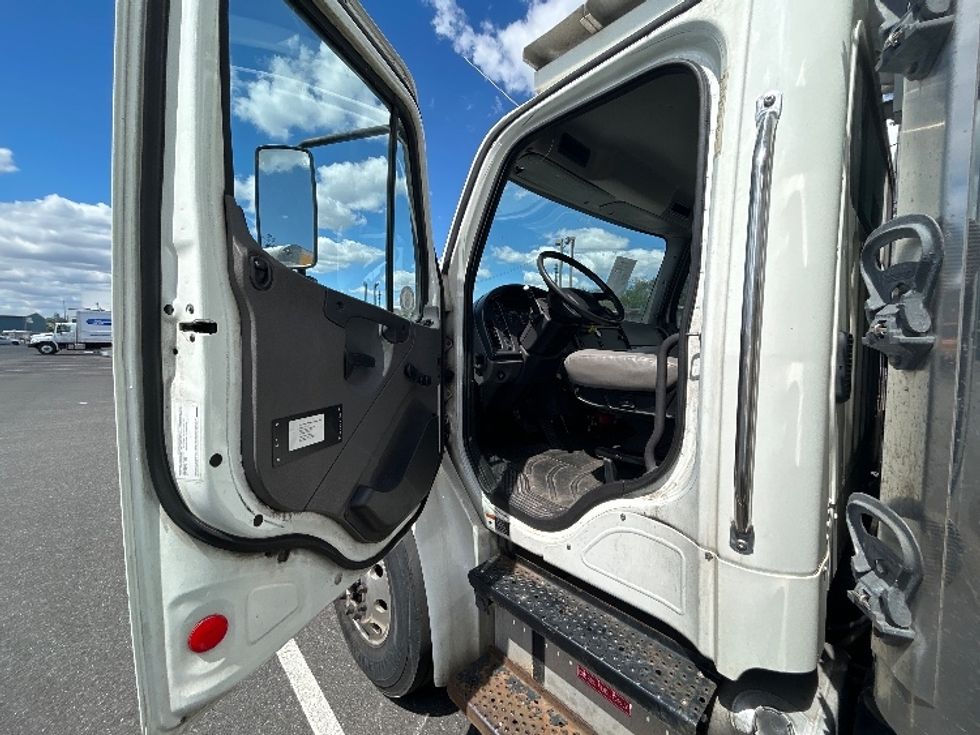 Refrigerated Truck-Light and Medium Duty Trucks-Freightliner-2017-M2-Philadelphia-PA-135,830\n\t\tmiles-$ 42,500 - Image 16