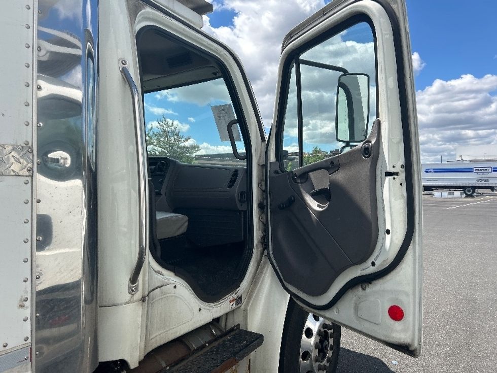 Refrigerated Truck-Light and Medium Duty Trucks-Freightliner-2017-M2-Philadelphia-PA-135,830\n\t\tmiles-$ 42,500 - Image 20