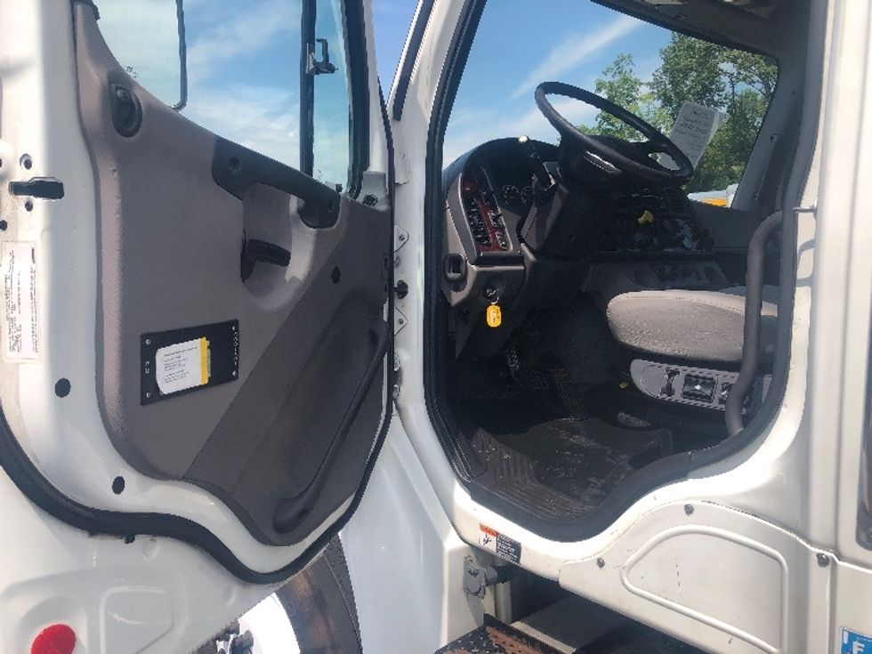 Refrigerated Truck-Light and Medium Duty Trucks-Freightliner-2017-M2-Shreveport-LA-351,856\n\t\tmiles-$ 37,250 - Image 16