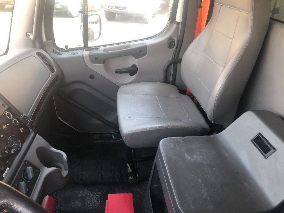 Refrigerated Truck-Light and Medium Duty Trucks-Freightliner-2017-M2-Shreveport-LA-351,856\n\t\tmiles-$ 37,250 - Image 19