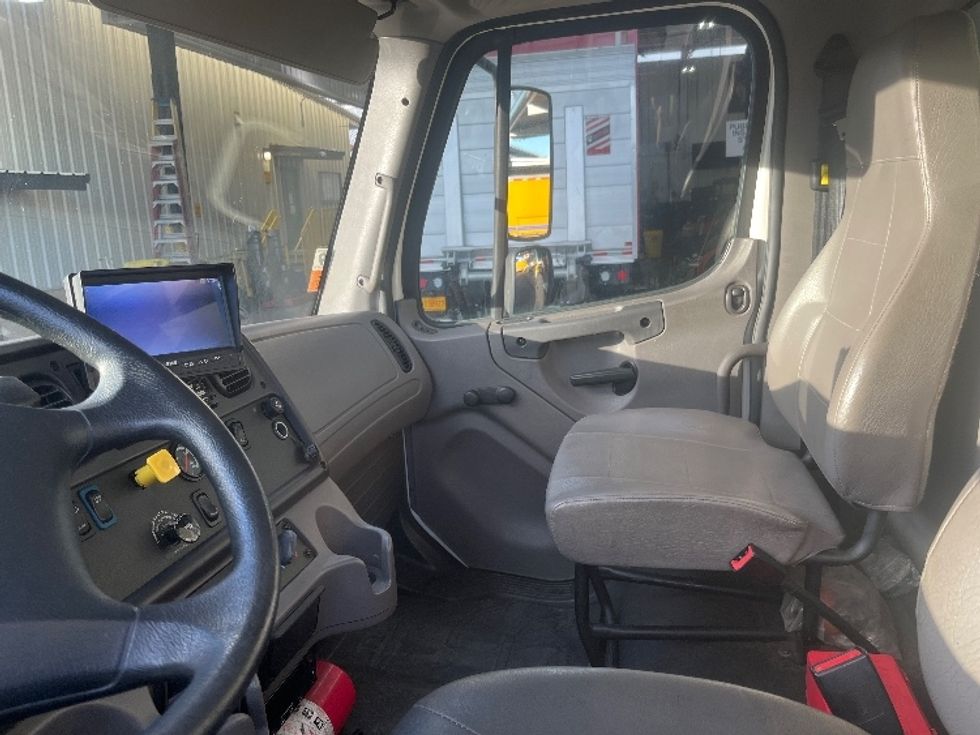Refrigerated Truck-Light and Medium Duty Trucks-Freightliner-2017-M2-Torrance-CA-118,556\n\t\tmiles-$ 47,250 - Image 19