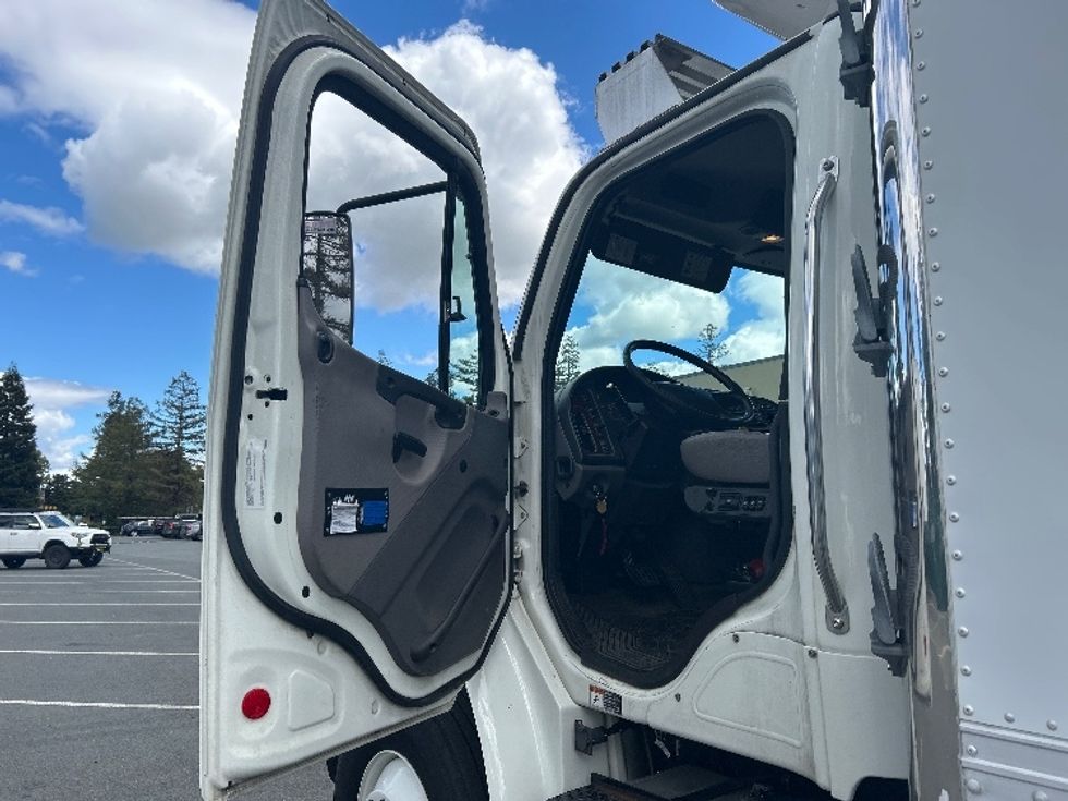 Refrigerated Truck-Light and Medium Duty Trucks-Freightliner-2017-M2-West Sacramento-CA-302,460\n\t\tmiles-$ 43,500 - Image 16