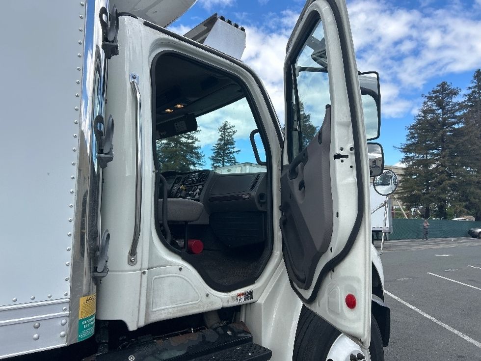 Refrigerated Truck-Light and Medium Duty Trucks-Freightliner-2017-M2-West Sacramento-CA-302,460\n\t\tmiles-$ 43,500 - Image 20