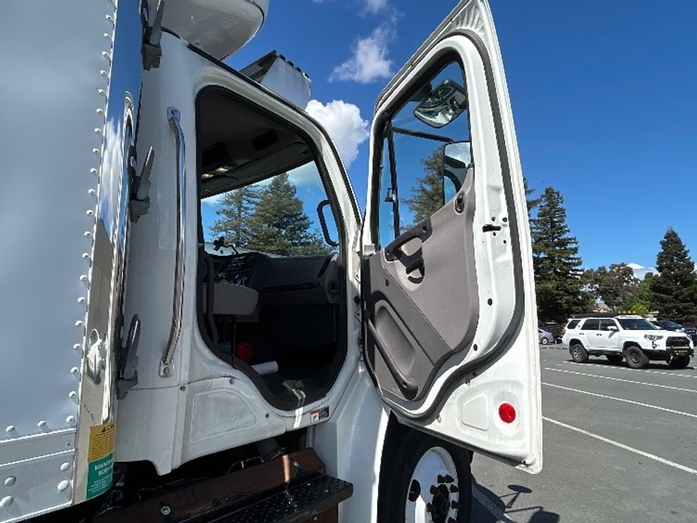 Refrigerated Truck-Light and Medium Duty Trucks-Freightliner-2017-M2-West Sacramento-CA-322,520\n\t\tmiles-$ 41,000 - Image 20