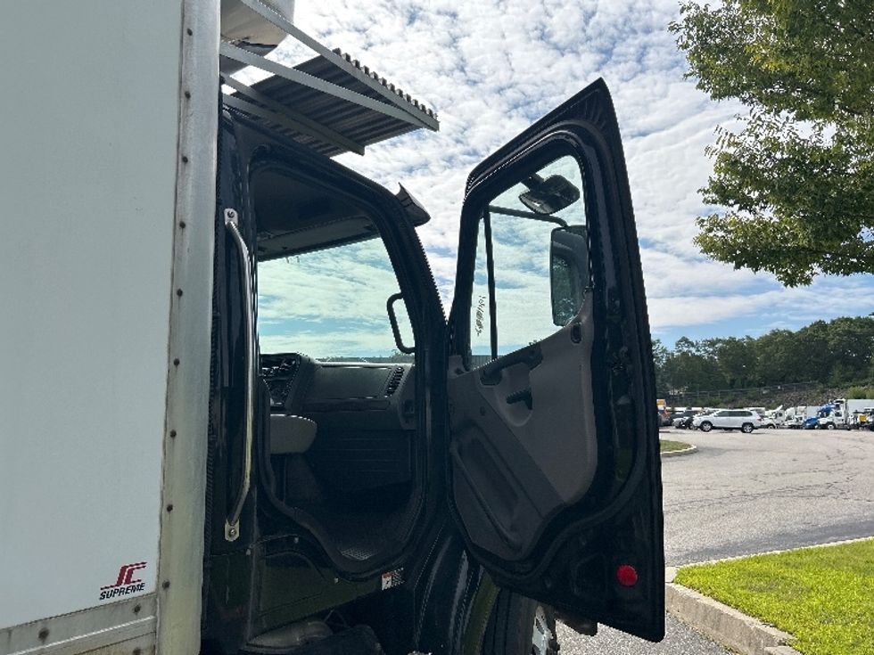 Refrigerated Truck-Light and Medium Duty Trucks-Freightliner-2017-M211264S-Fitchburg-MA-380,697\n\t\tmiles-$ 70,250 - Image 19