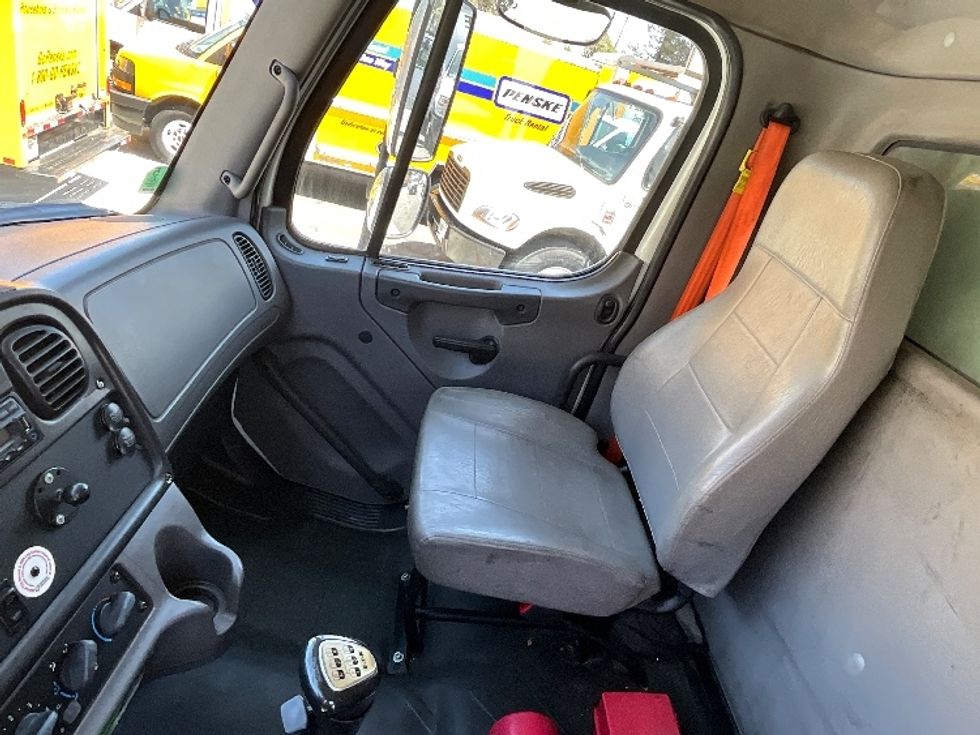 Refrigerated Truck-Light and Medium Duty Trucks-Freightliner-2017-M211264S-West Sacramento-CA-271,285\n\t\tmiles-$ 69,000 - Image 19