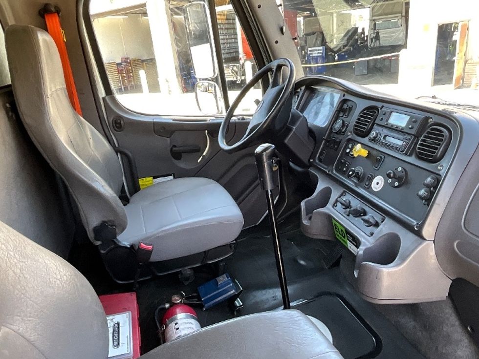 Refrigerated Truck-Light and Medium Duty Trucks-Freightliner-2017-M211264S-West Sacramento-CA-271,285\n\t\tmiles-$ 69,000 - Image 22