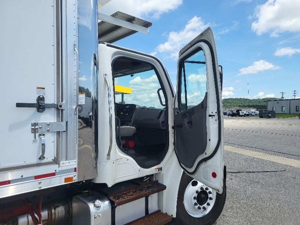 Refrigerated Truck-Light and Medium Duty Trucks-Freightliner-2018-M2-Cleveland-TN-398,629\n\t\tmiles-$ 21,500 - Image 20