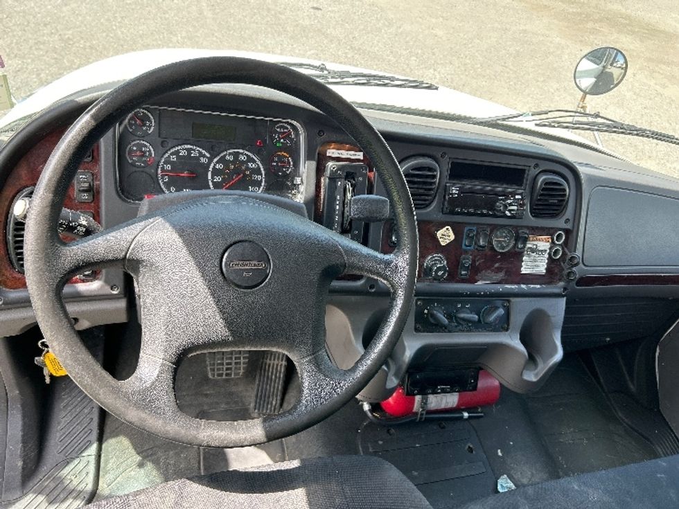 Refrigerated Truck-Light and Medium Duty Trucks-Freightliner-2018-M2-Delta-BC-314,980\n\t\tkm-$ 56,500 - Image 17