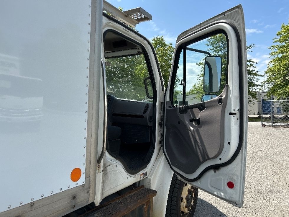 Refrigerated Truck-Light and Medium Duty Trucks-Freightliner-2018-M2-Delta-BC-314,980\n\t\tkm-$ 56,500 - Image 19