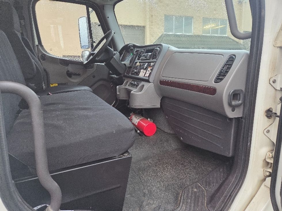 Refrigerated Truck-Light and Medium Duty Trucks-Freightliner-2018-M2-Delta-BC-481,844\n\t\tkm-$ 35,250 - Image 20