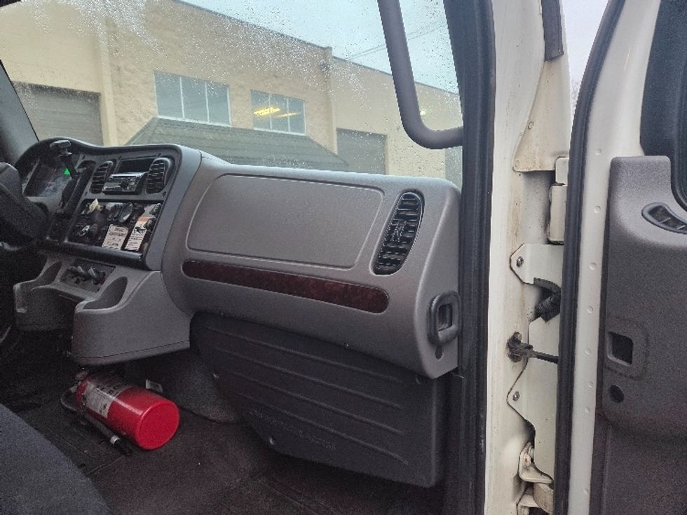Refrigerated Truck-Light and Medium Duty Trucks-Freightliner-2018-M2-Delta-BC-481,844\n\t\tkm-$ 35,250 - Image 21