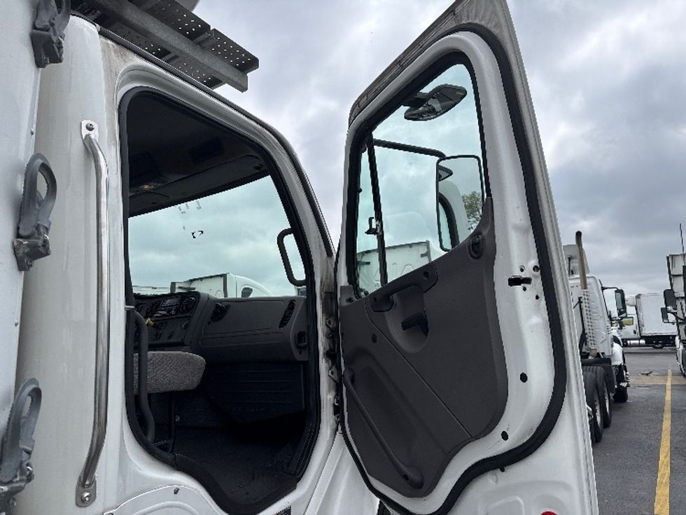 Refrigerated Truck-Light and Medium Duty Trucks-Freightliner-2018-M2-East Chicago-IN-215,178\n\t\tmiles-$ 53,250 - Image 15