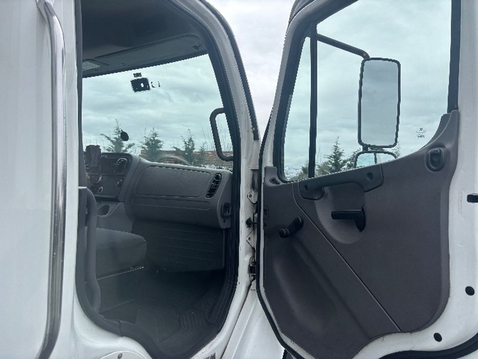 Refrigerated Truck-Light and Medium Duty Trucks-Freightliner-2018-M2-Everett-WA-271,970\n\t\tmiles-$ 37,500 - Image 20
