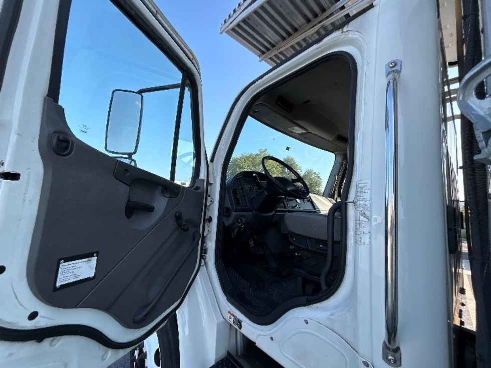 Refrigerated Truck-Light and Medium Duty Trucks-Freightliner-2018-M2-Hammond-LA-111,592\n\t\tmiles-$ 70,250 - Image 16