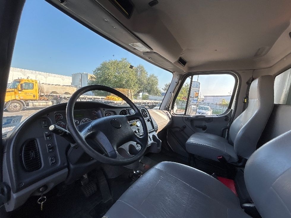 Refrigerated Truck-Light and Medium Duty Trucks-Freightliner-2018-M2-Hammond-LA-111,592\n\t\tmiles-$ 70,250 - Image 17