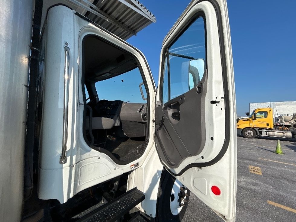Refrigerated Truck-Light and Medium Duty Trucks-Freightliner-2018-M2-Hammond-LA-111,592\n\t\tmiles-$ 70,250 - Image 20
