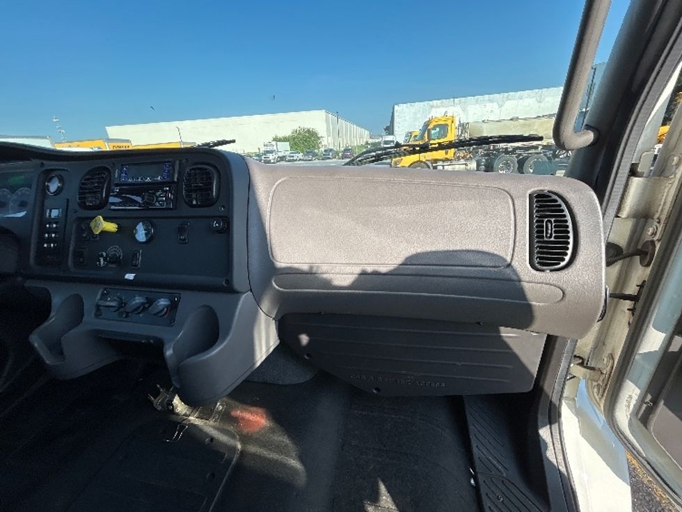 Refrigerated Truck-Light and Medium Duty Trucks-Freightliner-2018-M2-Hammond-LA-111,592\n\t\tmiles-$ 70,250 - Image 21