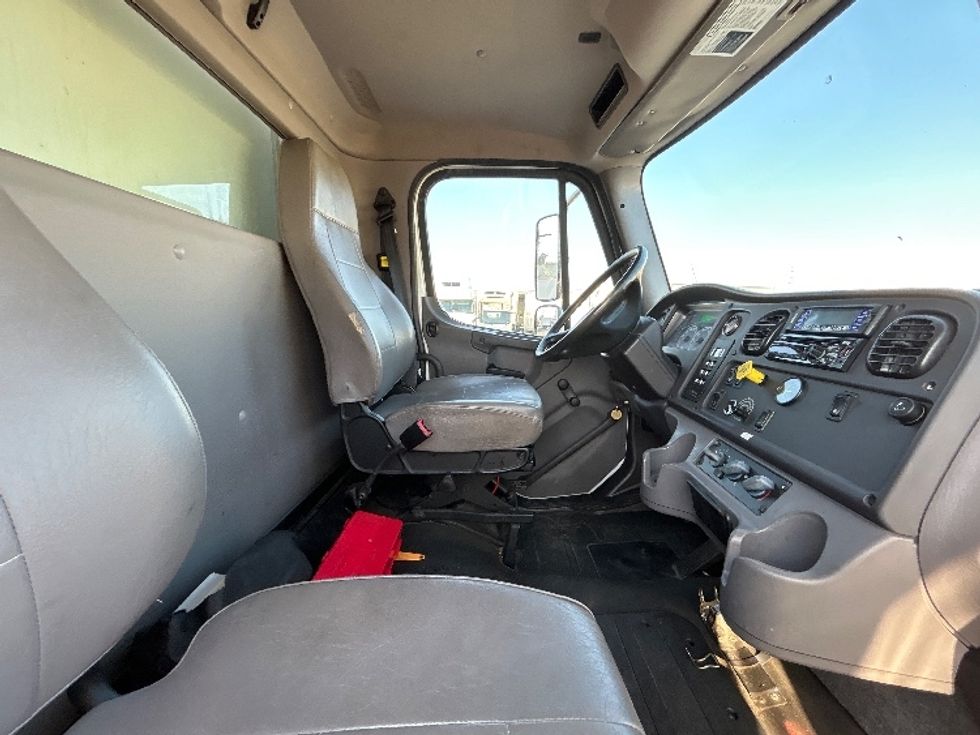Refrigerated Truck-Light and Medium Duty Trucks-Freightliner-2018-M2-Hammond-LA-111,592\n\t\tmiles-$ 70,250 - Image 22