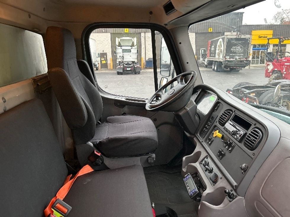 Refrigerated Truck-Light and Medium Duty Trucks-Freightliner-2018-M2-Londonderry-NH-203,461\n\t\tmiles-$ 58,500 - Image 22