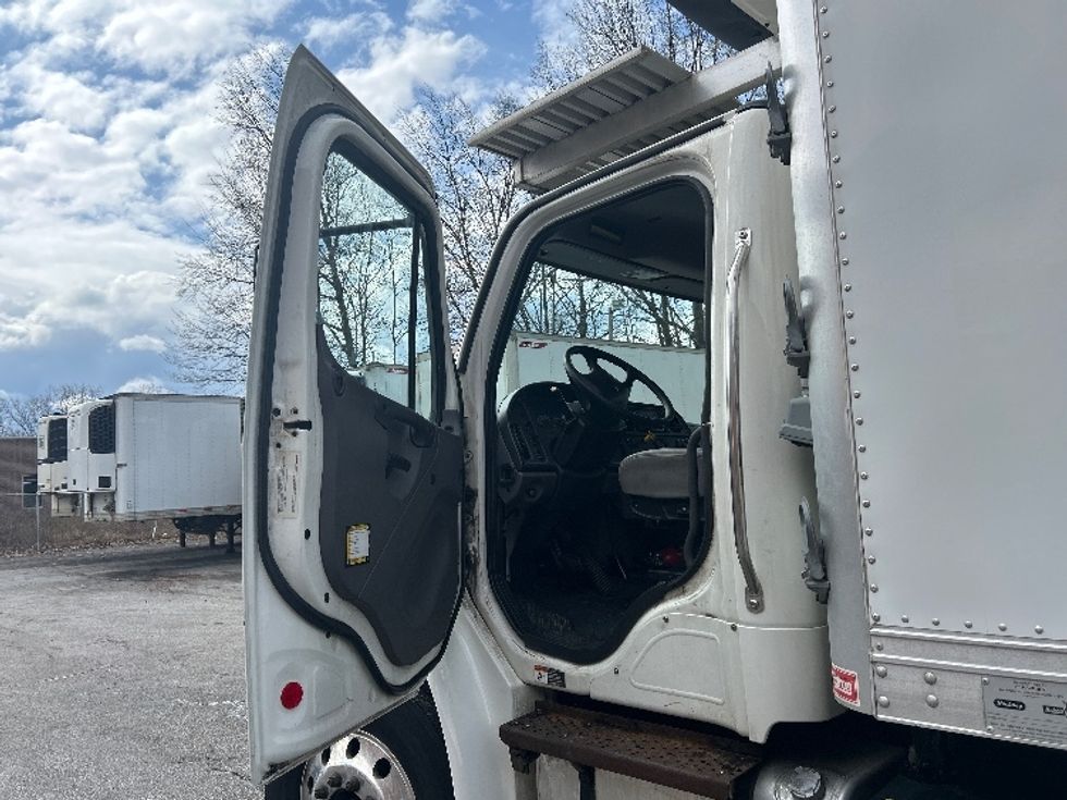Refrigerated Truck-Light and Medium Duty Trucks-Freightliner-2018-M2-Middlefield-OH-128,200\n\t\tmiles-$ 55,750 - Image 16