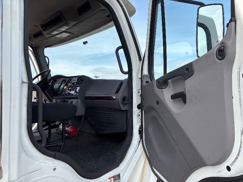 Refrigerated Truck-Light and Medium Duty Trucks-Freightliner-2018-M2-Mississauga-ON-378,746\n\t\tkm-$ 51,500 - Image 20