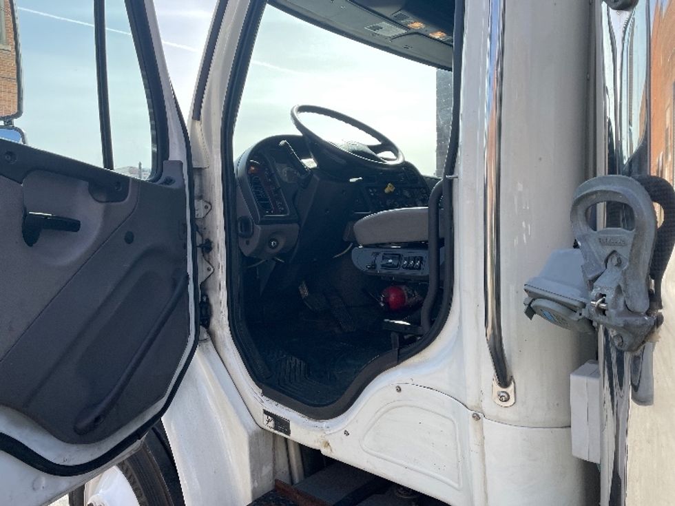 Refrigerated Truck-Light and Medium Duty Trucks-Freightliner-2018-M2-North Bergen-NJ-122,840\n\t\tmiles-$ 71,500 - Image 16