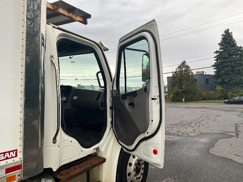 Refrigerated Truck-Light and Medium Duty Trucks-Freightliner-2018-M2-Ottawa-ON-346,802\n\t\tkm-$ 51,750 - Image 20