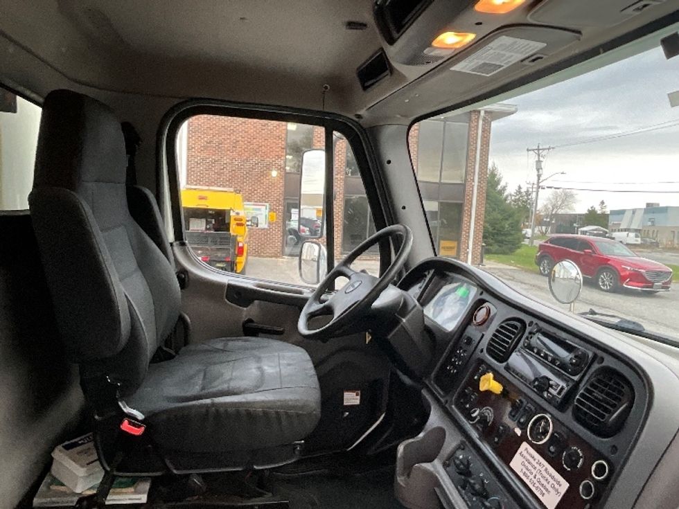 Refrigerated Truck-Light and Medium Duty Trucks-Freightliner-2018-M2-Ottawa-ON-346,802\n\t\tkm-$ 51,750 - Image 22