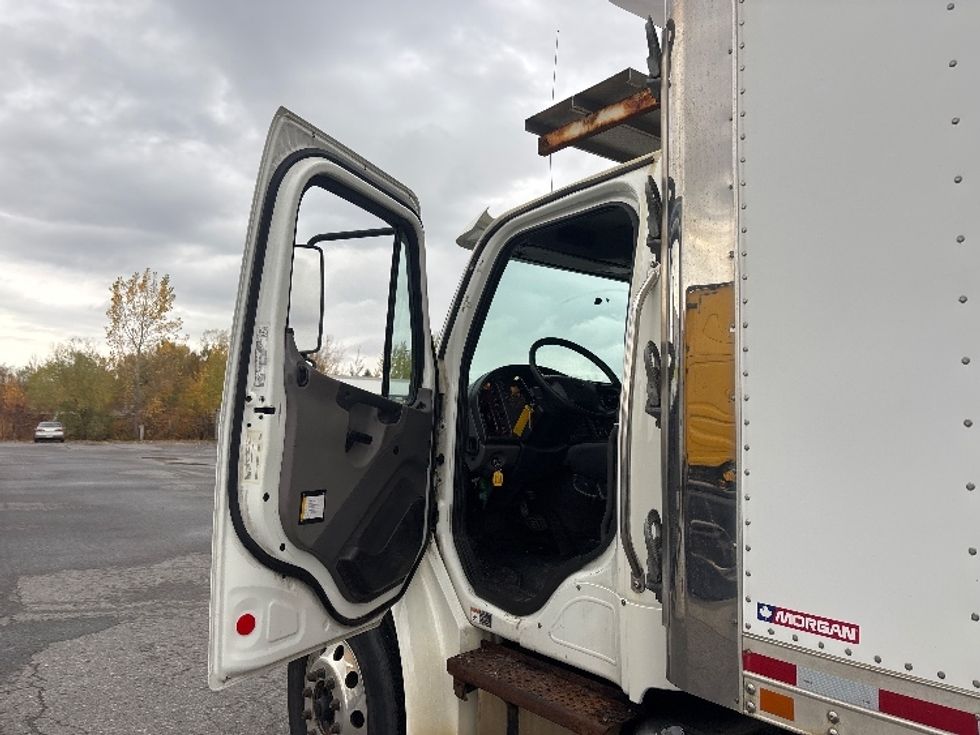 Refrigerated Truck-Light and Medium Duty Trucks-Freightliner-2018-M2-Ottawa-ON-352,655\n\t\tkm-$ 52,000 - Image 16