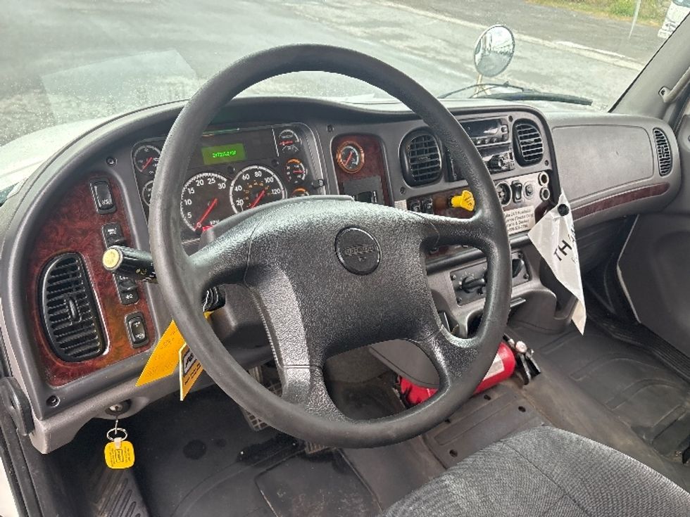 Refrigerated Truck-Light and Medium Duty Trucks-Freightliner-2018-M2-Ottawa-ON-352,655\n\t\tkm-$ 52,000 - Image 17