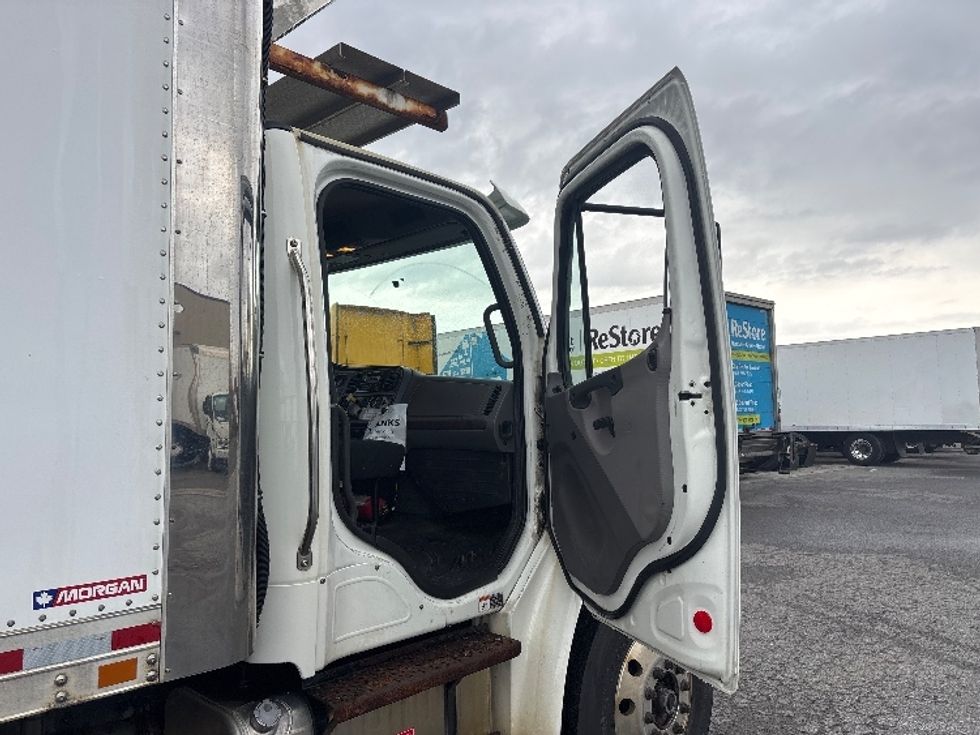 Refrigerated Truck-Light and Medium Duty Trucks-Freightliner-2018-M2-Ottawa-ON-352,655\n\t\tkm-$ 52,000 - Image 20