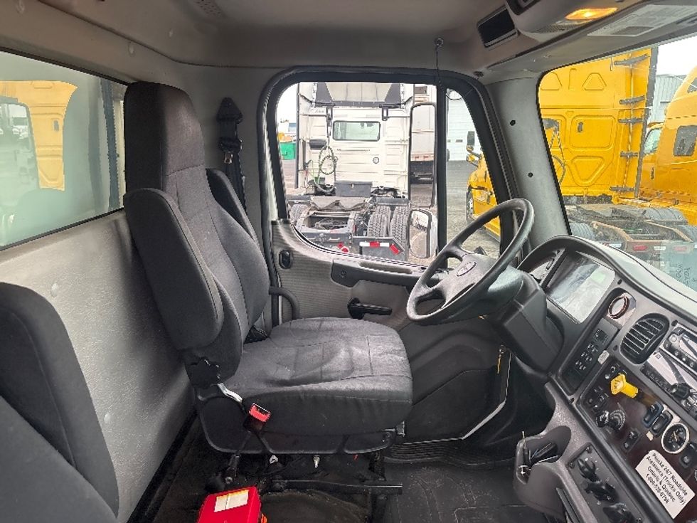 Refrigerated Truck-Light and Medium Duty Trucks-Freightliner-2018-M2-Ottawa-ON-352,655\n\t\tkm-$ 52,000 - Image 22