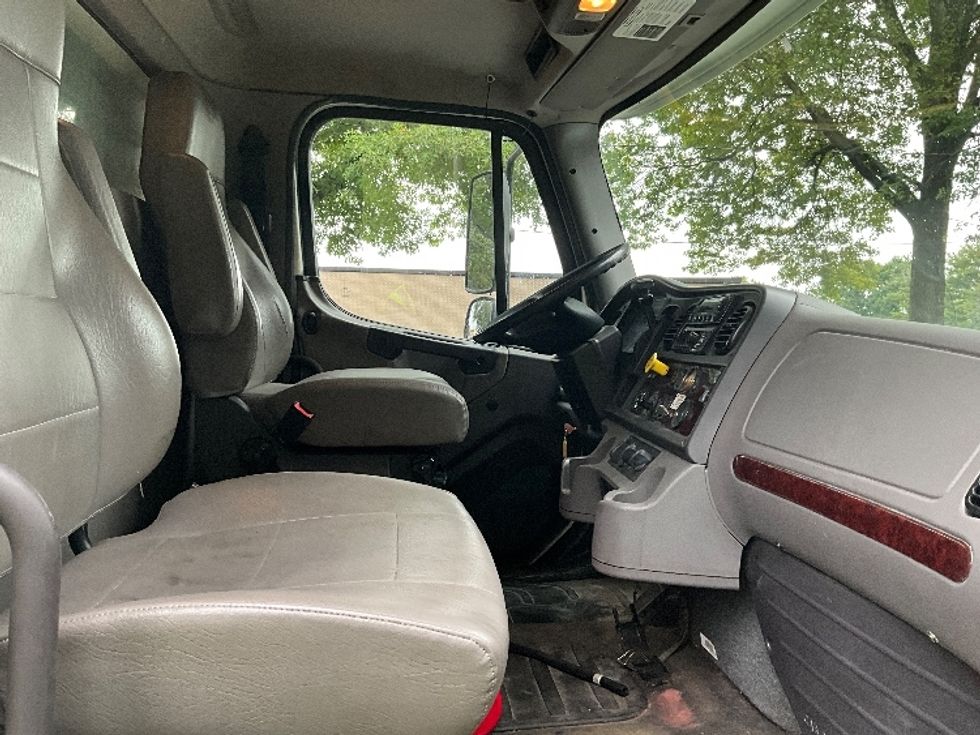 Refrigerated Truck-Light and Medium Duty Trucks-Freightliner-2018-M2-Reading-PA-93,110\n\t\tmiles-$ 49,000 - Image 22