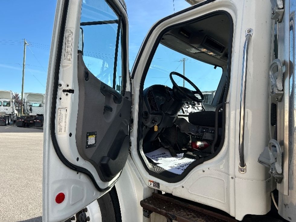 Refrigerated Truck-Light and Medium Duty Trucks-Freightliner-2018-M2-Rocky View County-AB-255,581\n\t\tkm-$ 80,500 - Image 15